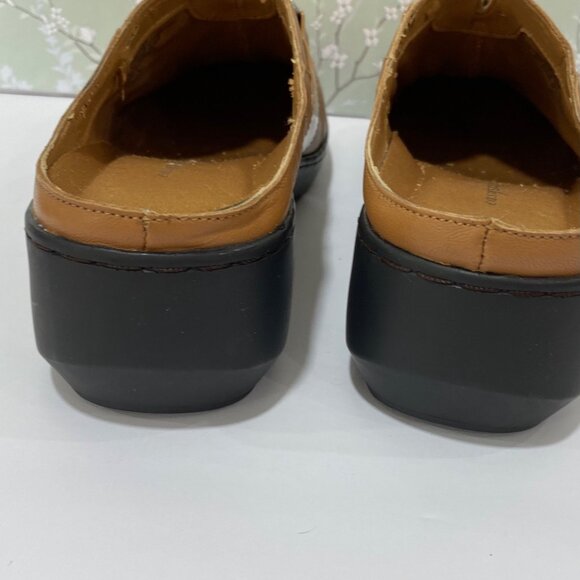 easySpirit Damaras leather Mules NWOT Caramel colored Women S 8.5 Gold accents - Picture 7 of 11